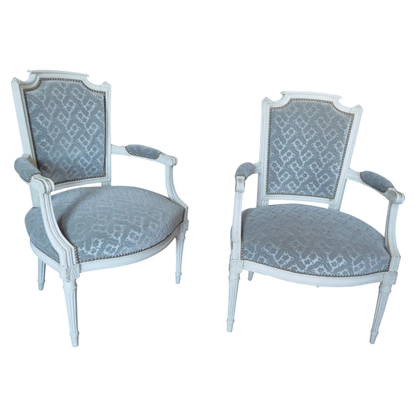 Paire de fauteuils cabriolets d'époque Louis XVI, velours frappé gris clair