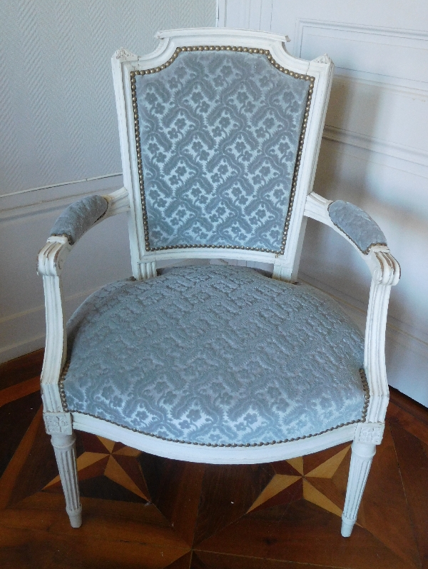 Paire de fauteuils cabriolets d'époque Louis XVI, velours frappé gris clair