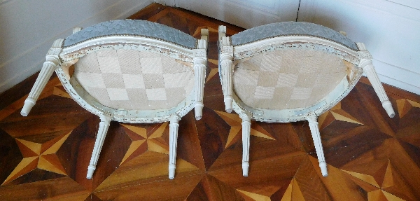 Paire de fauteuils cabriolets d'époque Louis XVI, velours frappé gris clair