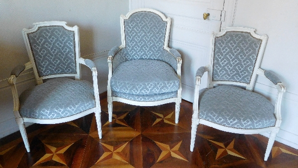 Paire de fauteuils cabriolets d'époque Louis XVI, velours frappé gris clair