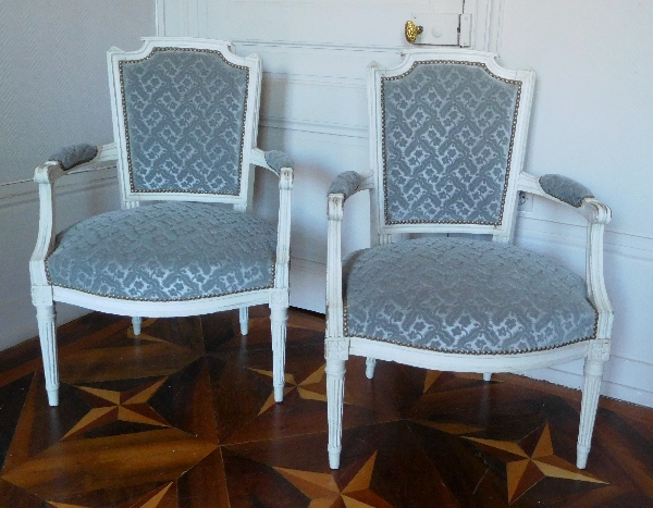 Paire de fauteuils cabriolets d'époque Louis XVI, velours frappé gris clair