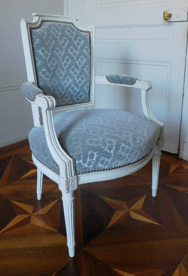 Paire de fauteuils cabriolets d'époque Louis XVI, velours frappé gris clair