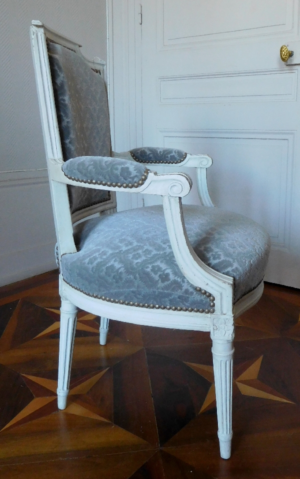 Paire de fauteuils cabriolets d'époque Louis XVI, velours frappé gris clair