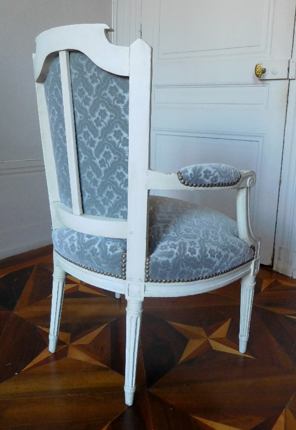 Paire de fauteuils cabriolets d'époque Louis XVI, velours frappé gris clair