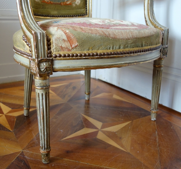 Paire de fauteuils cabriolet Louis XVI en bois doré à tapisserie d'Aubusson, époque XVIIIe siècle