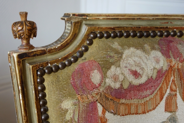 Paire de fauteuils cabriolet Louis XVI en bois doré à tapisserie d'Aubusson, époque XVIIIe siècle