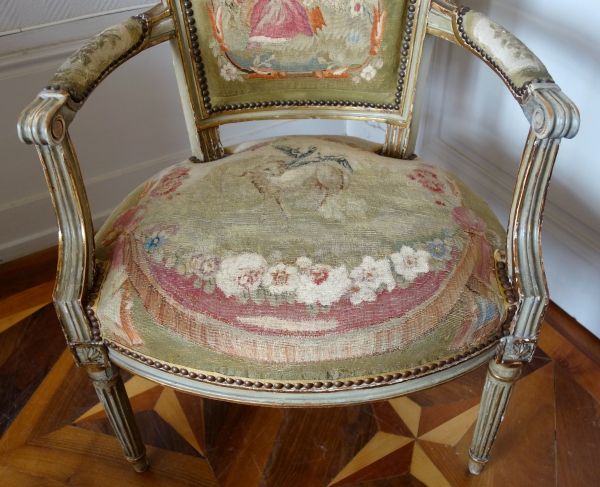 Paire de fauteuils cabriolet Louis XVI en bois doré à tapisserie d'Aubusson, époque XVIIIe siècle