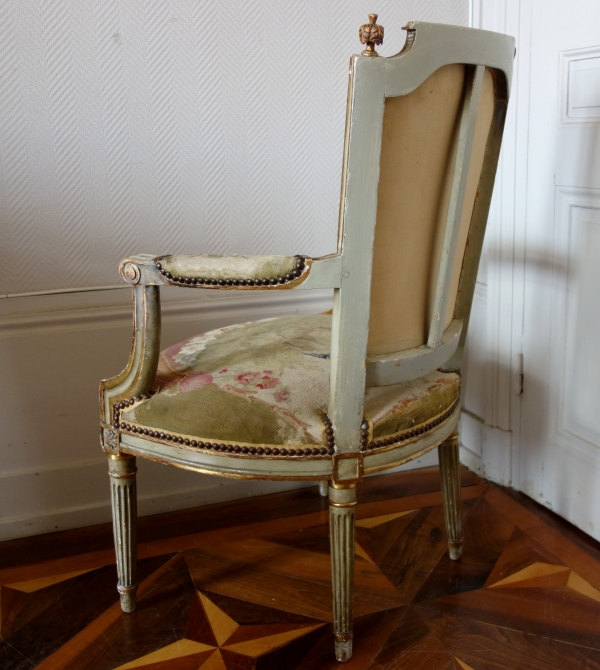 Paire de fauteuils cabriolet Louis XVI en bois doré à tapisserie d'Aubusson, époque XVIIIe siècle