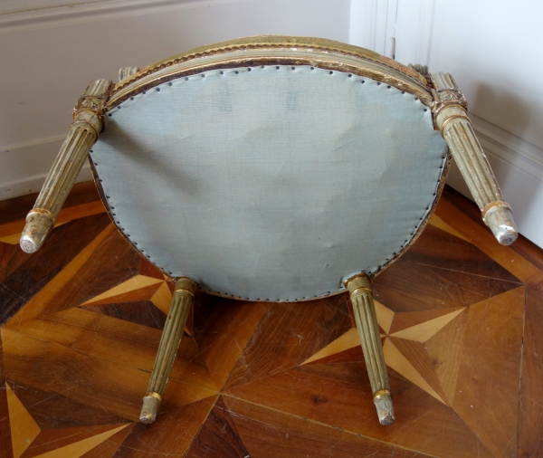 Paire de fauteuils cabriolet Louis XVI en bois doré à tapisserie d'Aubusson, époque XVIIIe siècle