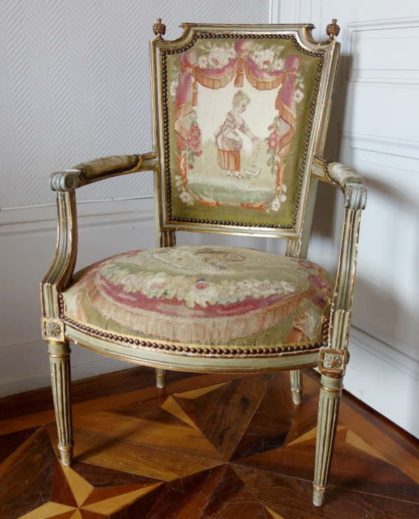 Paire de fauteuils cabriolet Louis XVI en bois doré à tapisserie d'Aubusson, époque XVIIIe siècle