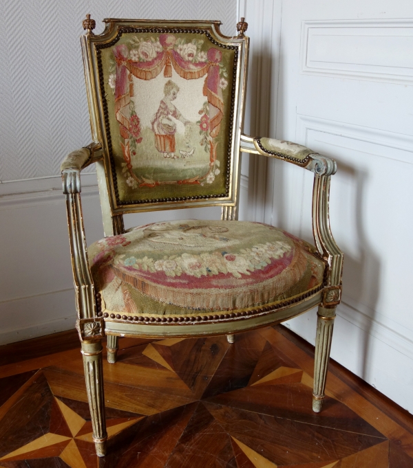 Paire de fauteuils cabriolet Louis XVI en bois doré à tapisserie d'Aubusson, époque XVIIIe siècle