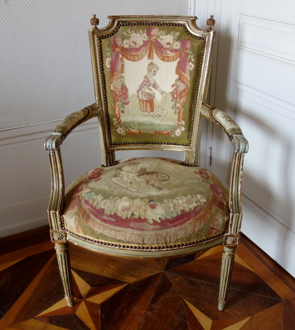 Paire de fauteuils cabriolet Louis XVI en bois doré à tapisserie d'Aubusson, époque XVIIIe siècle