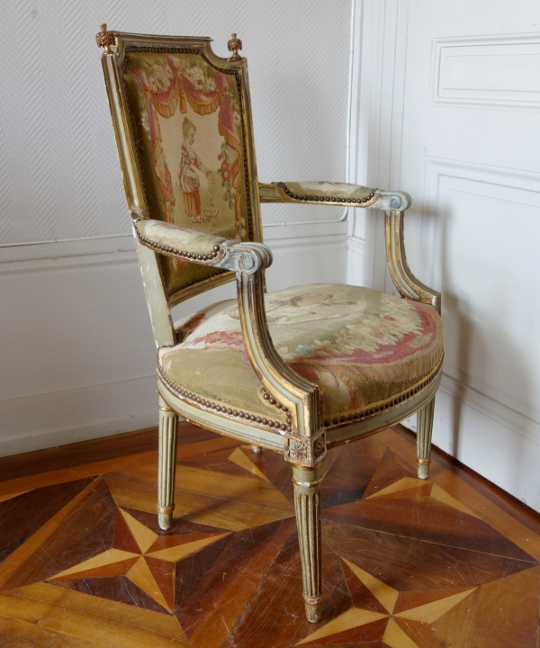 Paire de fauteuils cabriolet Louis XVI en bois doré à tapisserie d'Aubusson, époque XVIIIe siècle