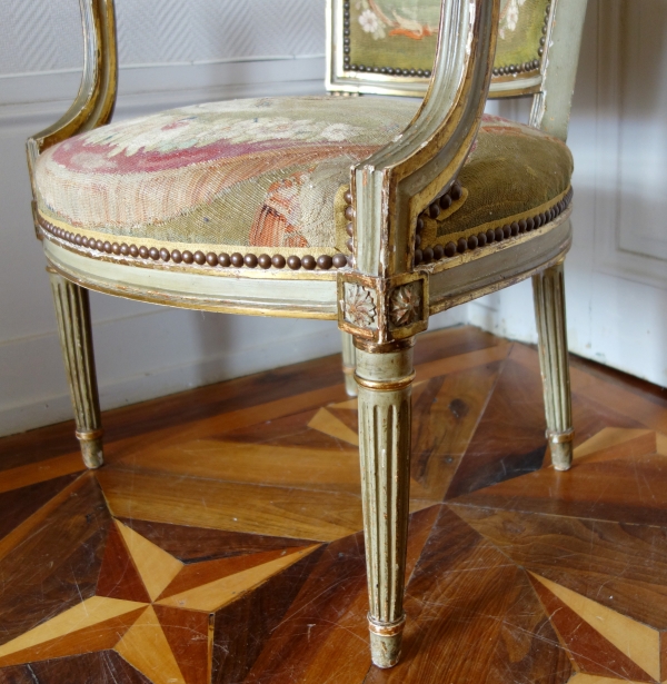 Paire de fauteuils cabriolet Louis XVI en bois doré à tapisserie d'Aubusson, époque XVIIIe siècle