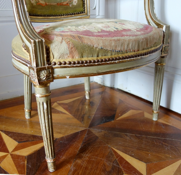 Paire de fauteuils cabriolet Louis XVI en bois doré à tapisserie d'Aubusson, époque XVIIIe siècle