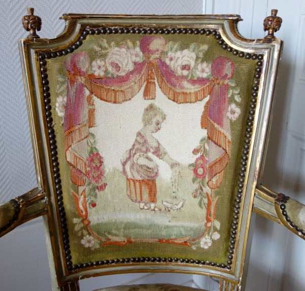 Paire de fauteuils cabriolet Louis XVI en bois doré à tapisserie d'Aubusson, époque XVIIIe siècle