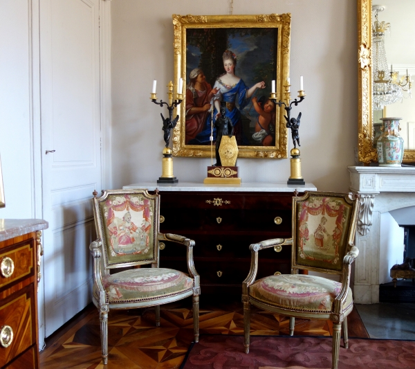 Paire de fauteuils cabriolet Louis XVI en bois doré à tapisserie d'Aubusson, époque XVIIIe siècle