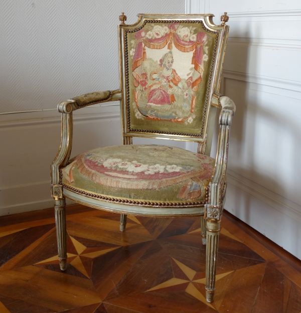 Paire de fauteuils cabriolet Louis XVI en bois doré à tapisserie d'Aubusson, époque XVIIIe siècle