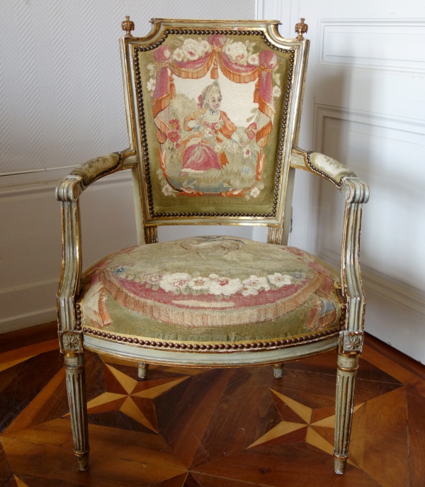 Paire de fauteuils cabriolet Louis XVI en bois doré à tapisserie d'Aubusson, époque XVIIIe siècle