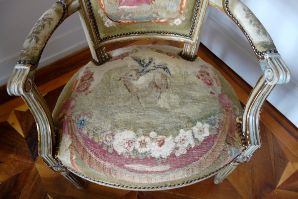 Paire de fauteuils cabriolet Louis XVI en bois doré à tapisserie d'Aubusson, époque XVIIIe siècle