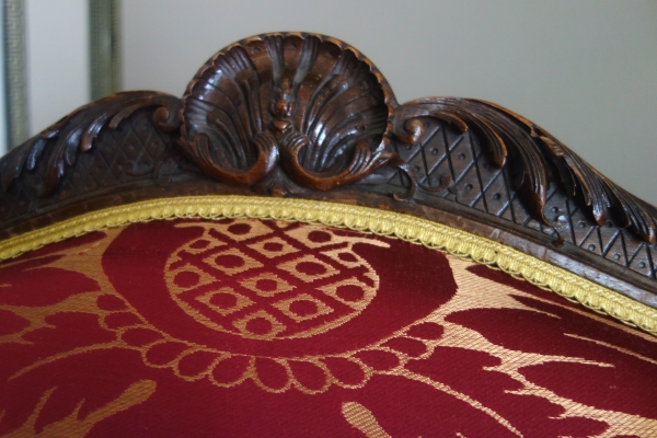 Paire de grands fauteuils d'apparat de style Louis XIV en noyer finement sculpté