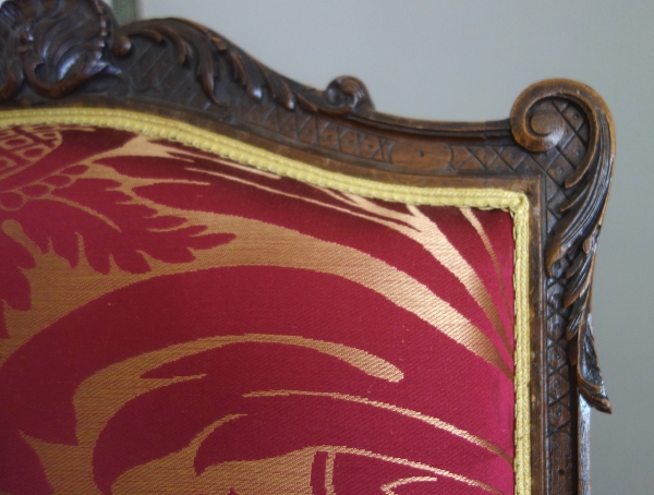 Paire de grands fauteuils d'apparat de style Louis XIV en noyer finement sculpté