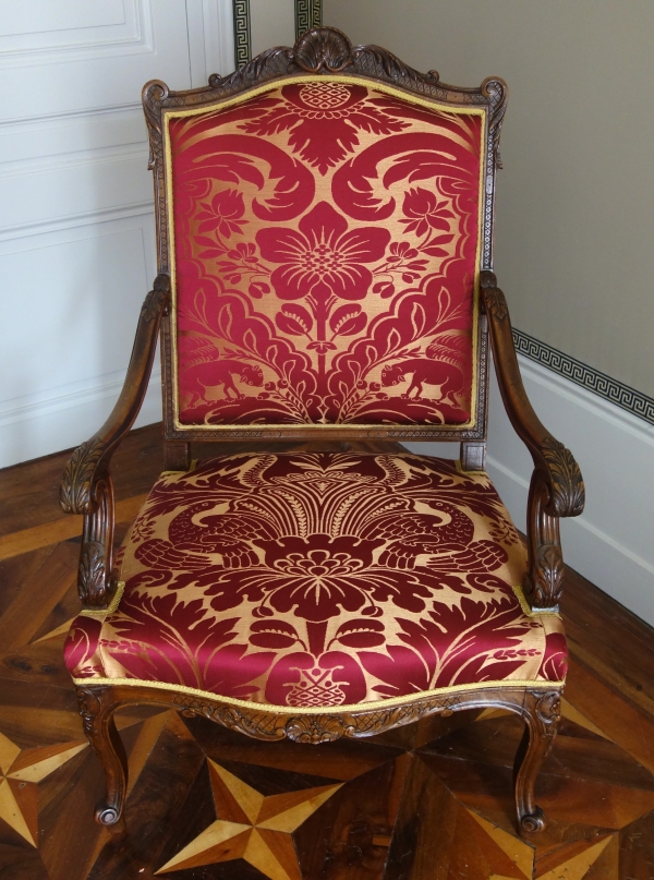 Paire de grands fauteuils d'apparat de style Louis XIV en noyer finement sculpté