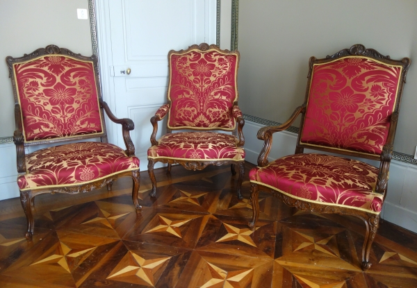 Paire de grands fauteuils d'apparat de style Louis XIV en noyer finement sculpté