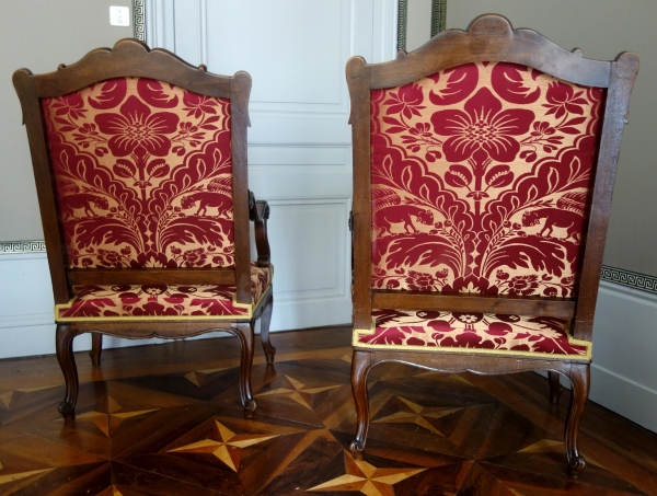 Paire de grands fauteuils d'apparat de style Louis XIV en noyer finement sculpté