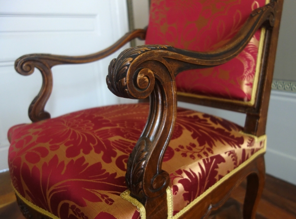 Paire de grands fauteuils d'apparat de style Louis XIV en noyer finement sculpté