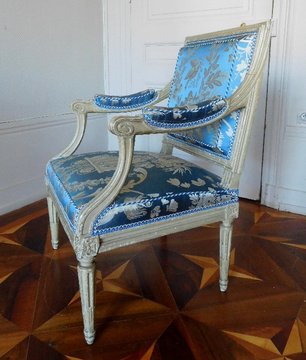 Georges Jacob : paire de fauteuils à la Reine d'époque Louis XVI, lampas bleu Tassinari et Chatel