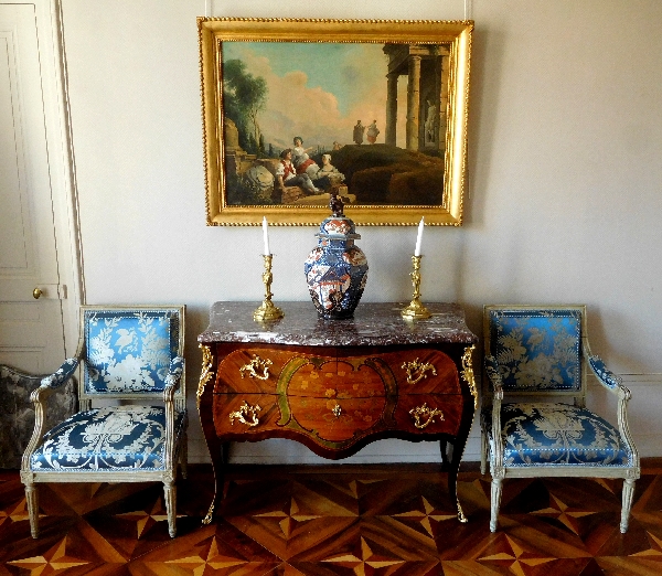 Georges Jacob : paire de fauteuils à la Reine d'époque Louis XVI, lampas bleu Tassinari et Chatel