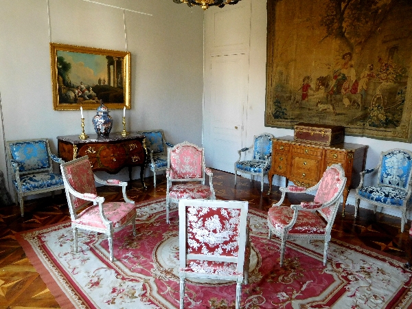 Georges Jacob : paire de fauteuils à la Reine d'époque Louis XVI, lampas bleu Tassinari et Chatel