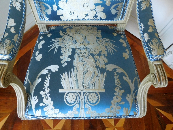 Georges Jacob : paire de fauteuils à la Reine d'époque Louis XVI, lampas bleu Tassinari et Chatel