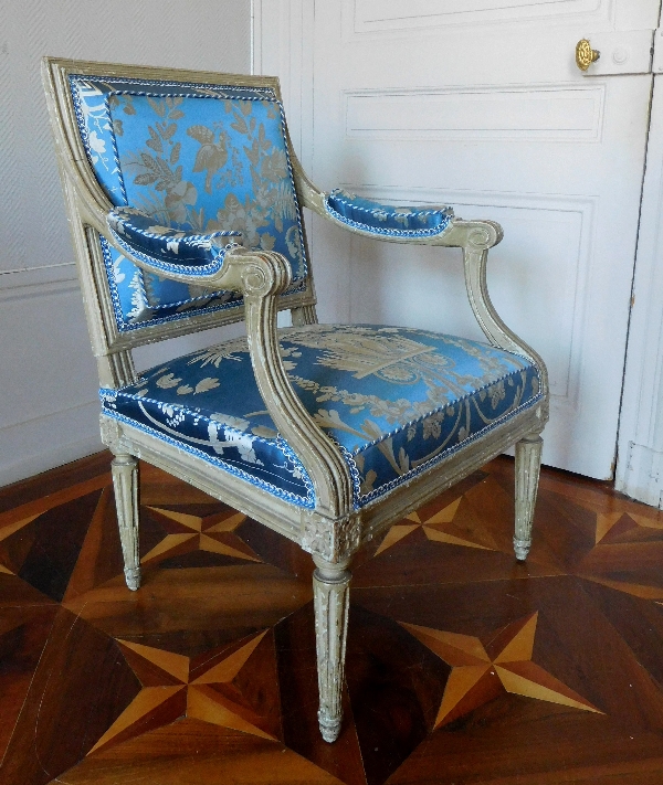 Georges Jacob : paire de fauteuils à la Reine d'époque Louis XVI, lampas bleu Tassinari et Chatel