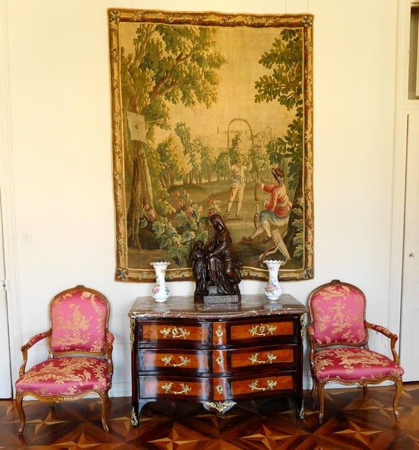 Paire de fauteuils à La Reine d'époque Louis XV, travail parisien, soierie chinoiseries