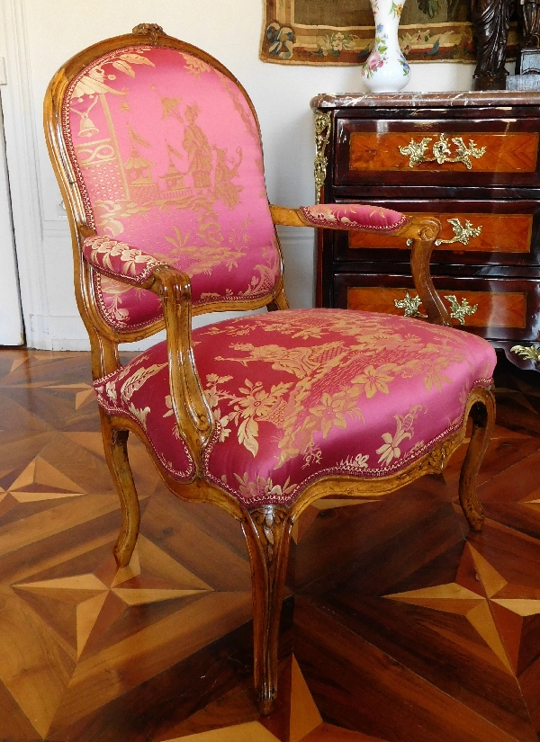 Paire de fauteuils à La Reine d'époque Louis XV, travail parisien, soierie chinoiseries