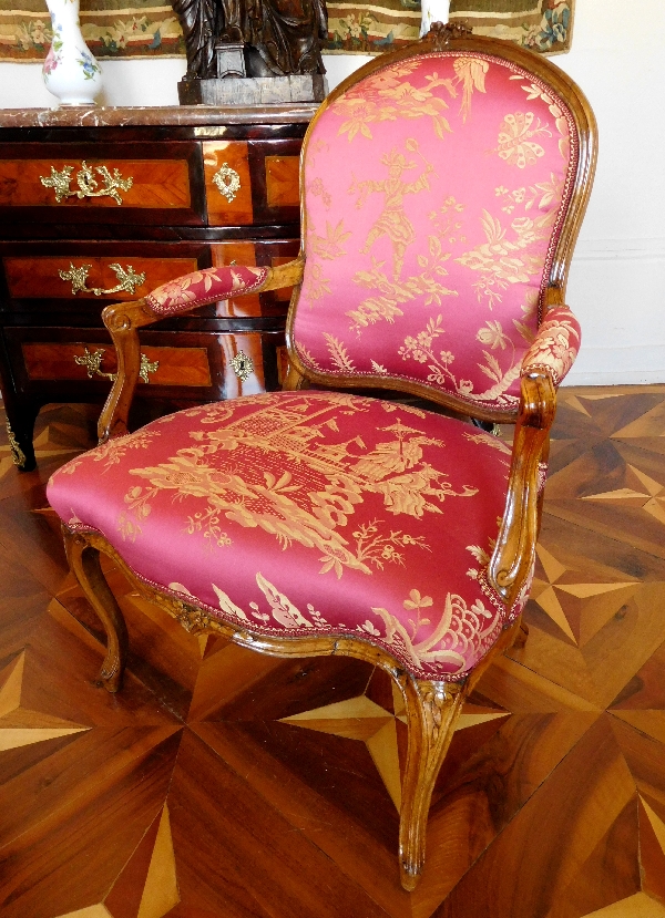 Paire de fauteuils à La Reine d'époque Louis XV, travail parisien, soierie chinoiseries