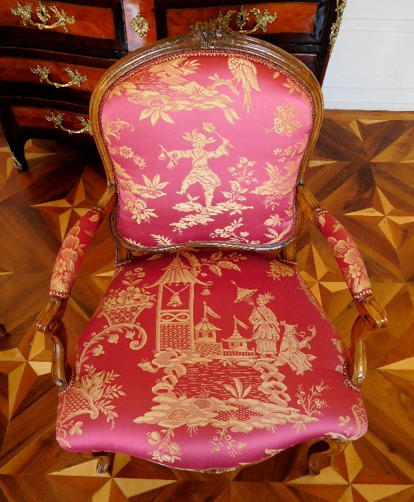 Paire de fauteuils à La Reine d'époque Louis XV, travail parisien, soierie chinoiseries