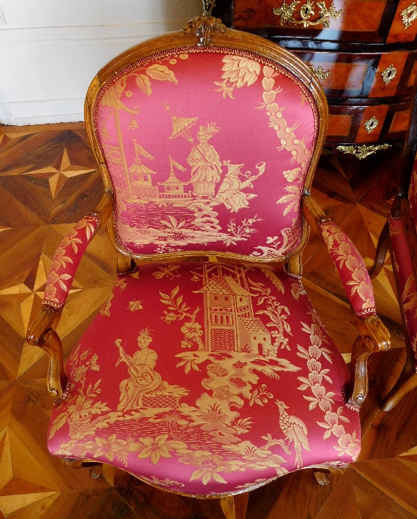 Paire de fauteuils à La Reine d'époque Louis XV, travail parisien, soierie chinoiseries