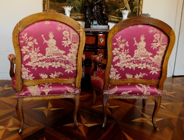 Paire de fauteuils à La Reine d'époque Louis XV, travail parisien, soierie chinoiseries