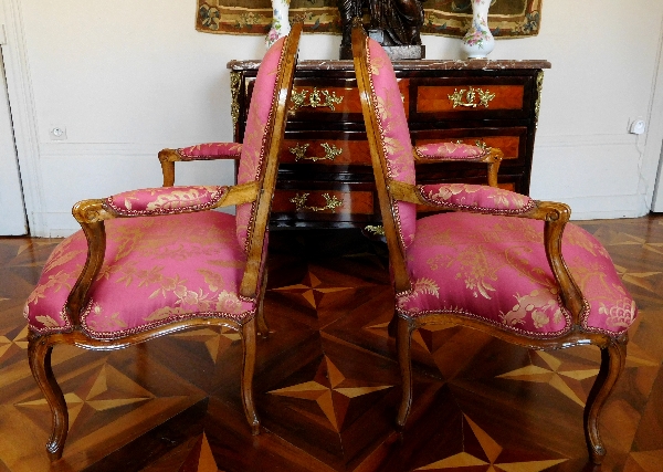 Paire de fauteuils à La Reine d'époque Louis XV, travail parisien, soierie chinoiseries