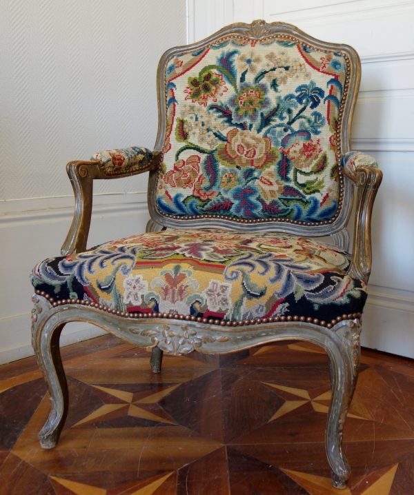 Paire de fauteuils Louis XV à tapisseries XVIIIe