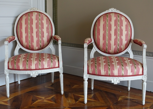 Paire de fauteuils à la Reine d'époque Louis XVI à dossier médaillon