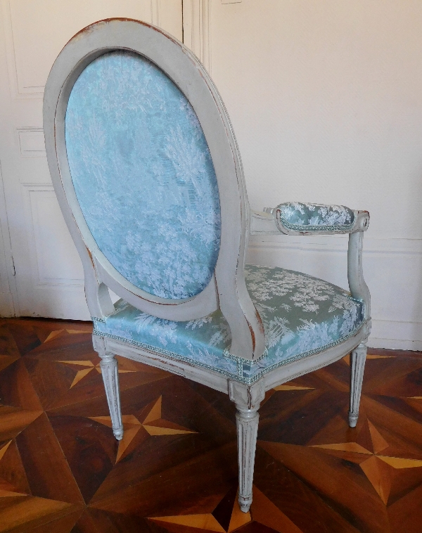 Paire de fauteuils médaillons à la Reine d'époque Louis XVI garnis de soie