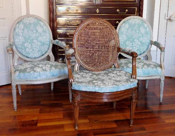 Paire de fauteuils médaillons à la Reine d'époque Louis XVI garnis de soie