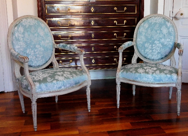 Paire de fauteuils médaillons à la Reine d'époque Louis XVI garnis de soie