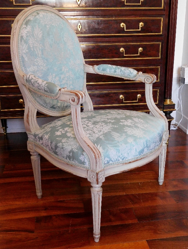 Paire de fauteuils médaillons à la Reine d'époque Louis XVI garnis de soie