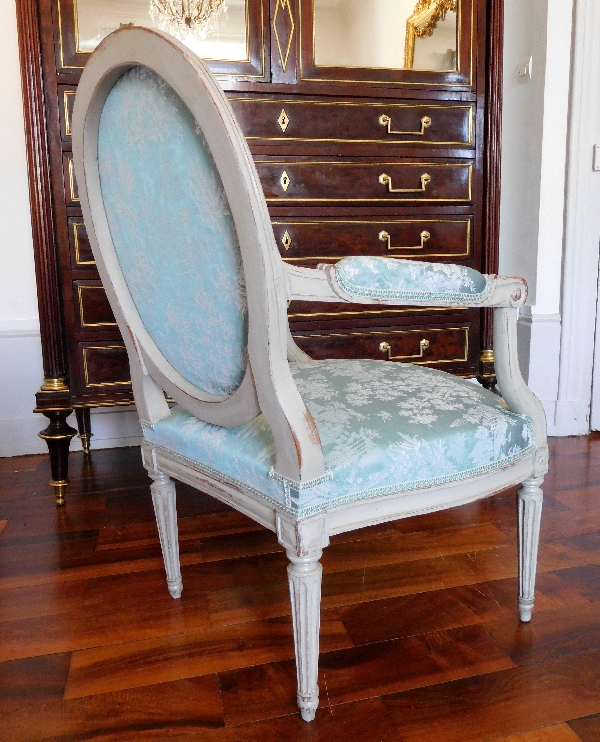 Paire de fauteuils médaillons à la Reine d'époque Louis XVI garnis de soie