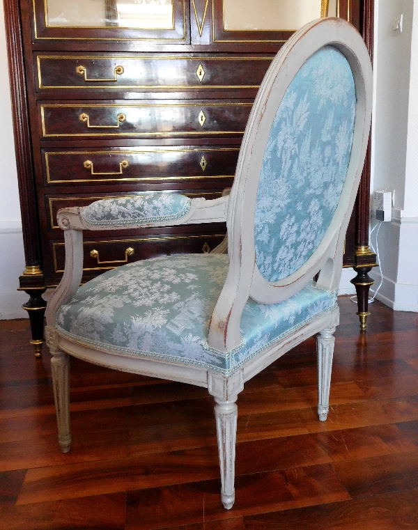 Paire de fauteuils médaillons à la Reine d'époque Louis XVI garnis de soie